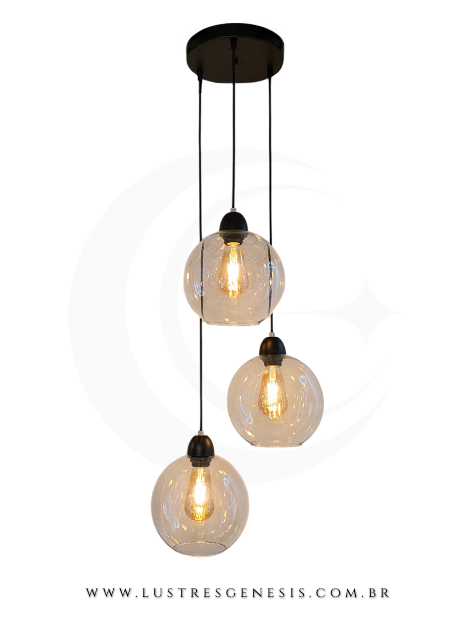 Lustre pendente Sarvah com 3 globos de vidro, instalado em sala de estar próxima à escada, destacando design moderno e sofisticado.